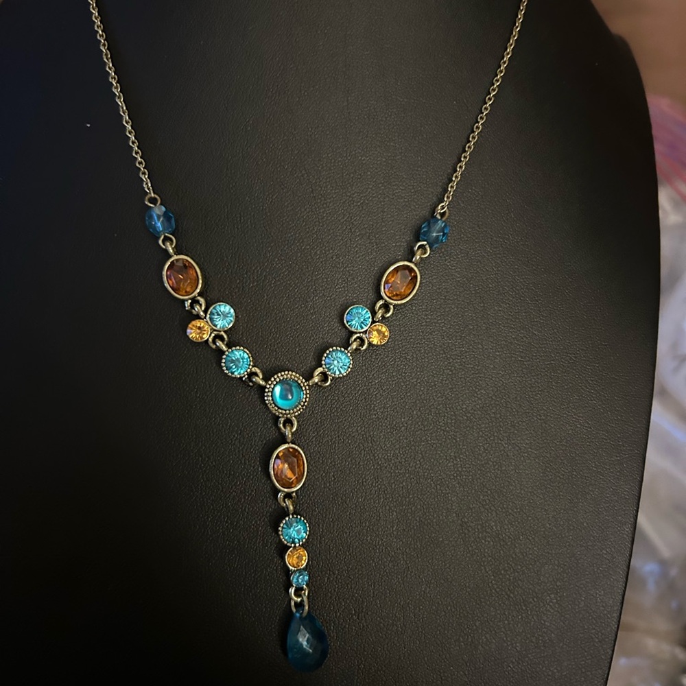 Vintage Avon Jewlery Set Beautiful necklace and earrings